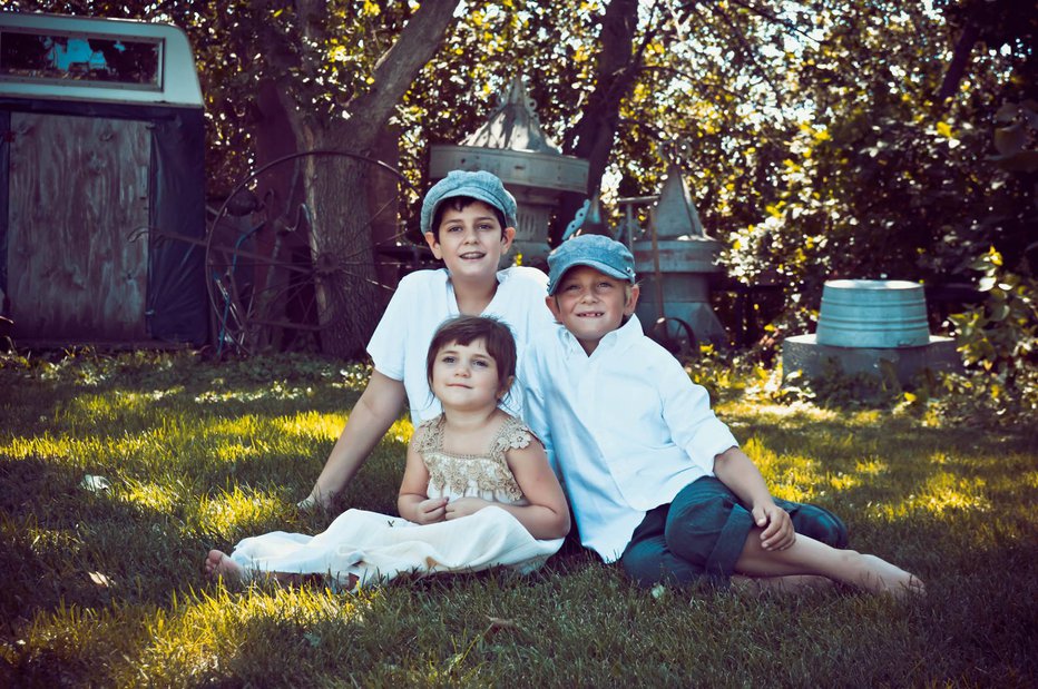 Fotografija: Astra Volk in njeni trije otroci. FOTO: Facebook