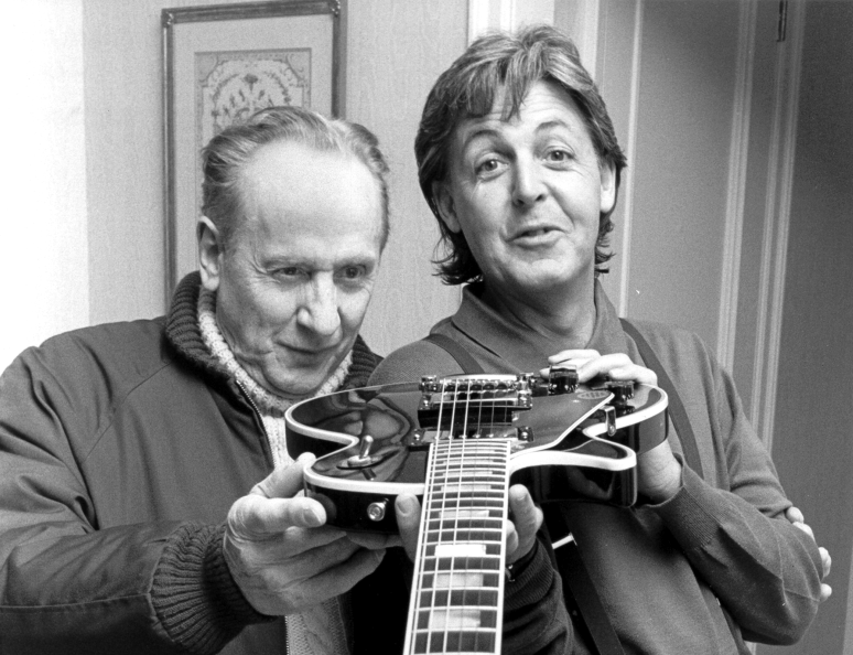 Fotografija: Les Paul je svojo ikonsko kitaro osebno izdelal za Paula McCartneyja, ki je levičar. FOTO: Fb