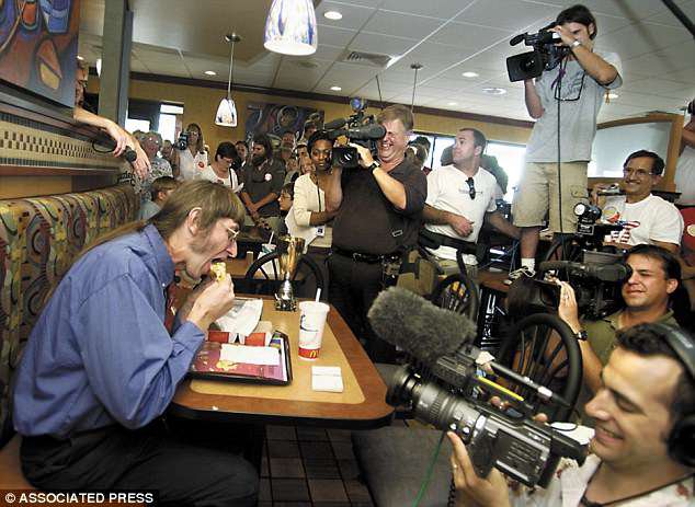 Rekordni 30.000. hamburger je pojedel v petek. FOTO: Ap