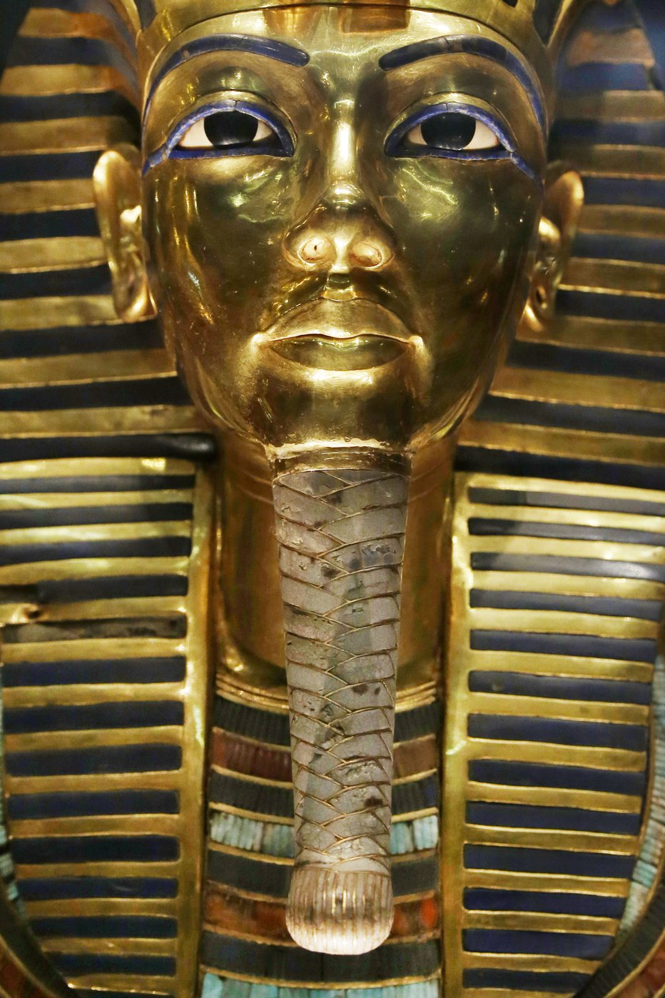 Fotografija: FILE - In this Saturday, Jan. 24, 2015 file photo, The gold mask of King Tutankhamun is seen in a glass case during a press tour, in the Egyptian Museum near Tahrir Square, Cairo. Egyptian prosecutors have referred to trial eight restorers involved in the botched repair of the famed golden burial mask of King Tut, which was corrected late last year. (AP Photo/Hassan Ammar, File) FOTO: Hassan Ammar Ap