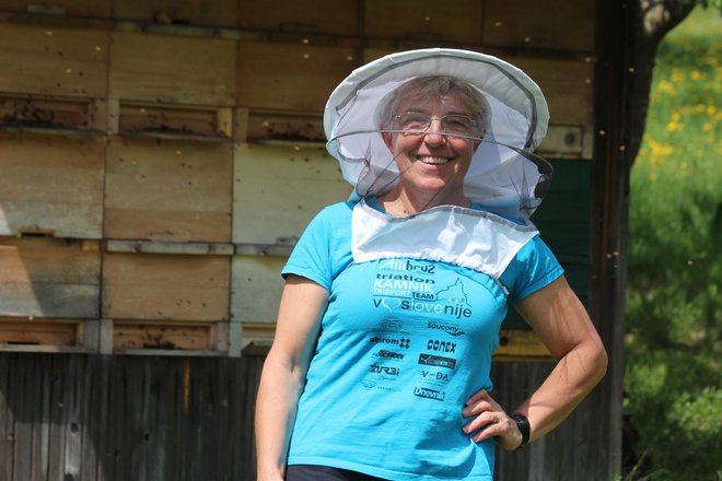 Jelka Ažman pred domačim čebelnjakom v vasi Brda, ki je del radovljiške občine. FOTO: Špela Ankele