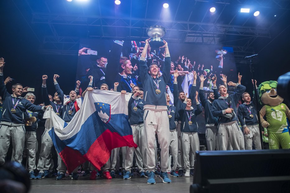 Fotografija: Veselje zlatih košarkarjev, ki so na zadnjem evropskem prvenstvu postali prvaki. FOTO: Uroš Hočevar, Delo