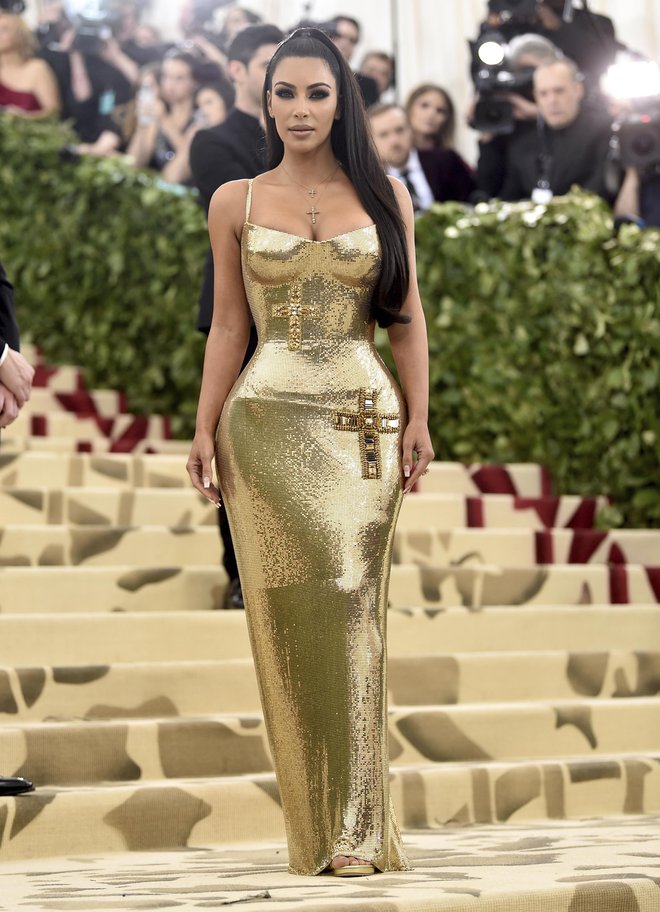 Kim Kardashian je imela na zlati Versacejevi obleki všit križ. Foto: AP