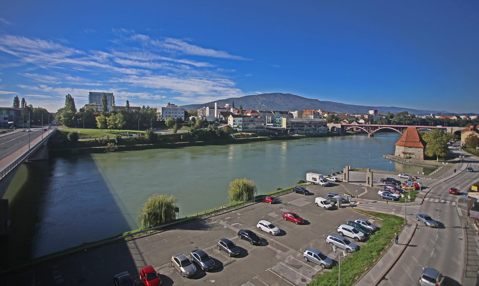 Fotografija: Maribor, 5.10.2017, Maribor [maribor, pohorje, drava, lent, stari most, novi most, medicinska fakulteta] FOTO: Tadej Regent/delo