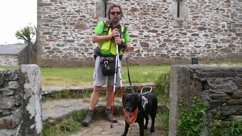 Fotografija: Martin je kot prvi slepi na svetu s svojo psičko vodnico Bibo prehodil dolgo romarsko pot. FOTO: FB