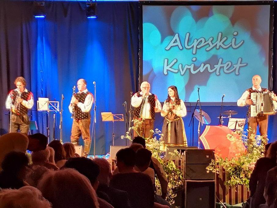 Fotografija: Alpski kvintet poslušalce razveseljuje že več kot pol stoletja, 32 let tudi na Alpskem večeru. FOTO: FB