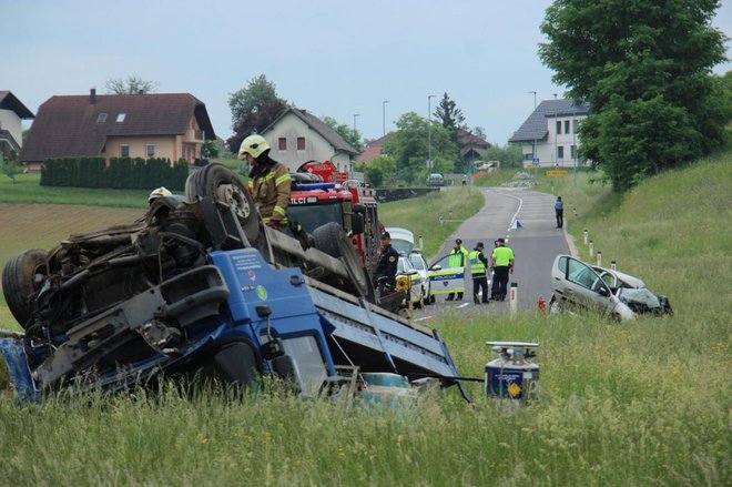 Grozljive posledice prometne nesreče pri Dolenjem Mokrem Polju. FOTO: Tanja Jakše Gazvoda