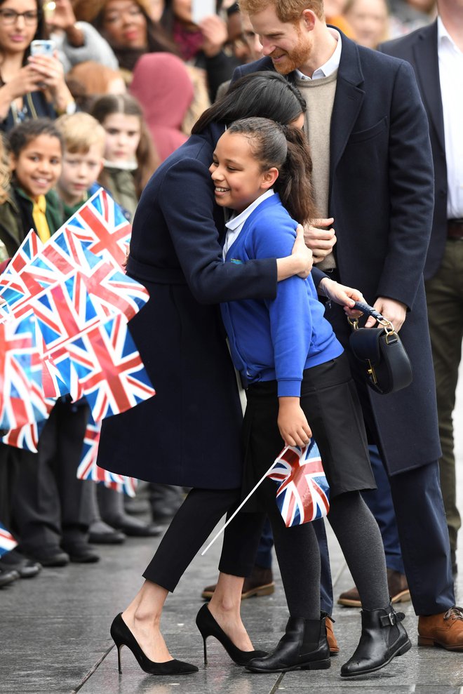 Britanci so tudi pregovorno bolj zadržani od Američanov in mnogim objemanje ni najbolj prijetno. FOTO: AFP
