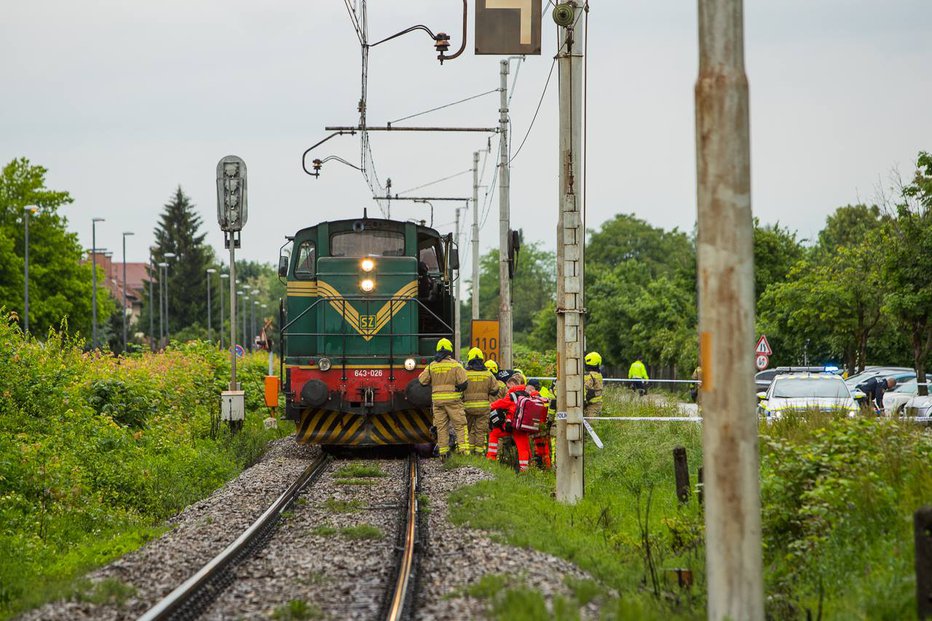 Fotografija: V Šiški je vlak povozil kolesarja. FOTO: Anže Furlan
