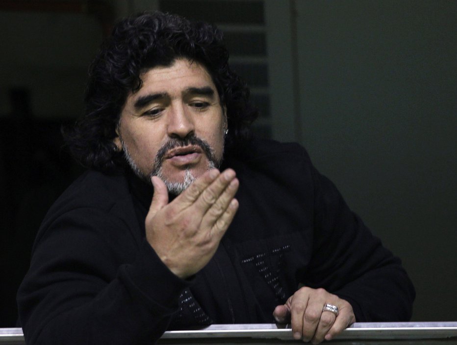 Fotografija: Former Argentine soccer star Diego Maradona blows a kiss from a balcony as he attends the Argentine first division soccer match between Boca Juniors and Banfield in Buenos Aires June 12, 2011.  REUTERS/Marcos Brindicci (ARGENTINA - Tags: SPORT SOCCER)