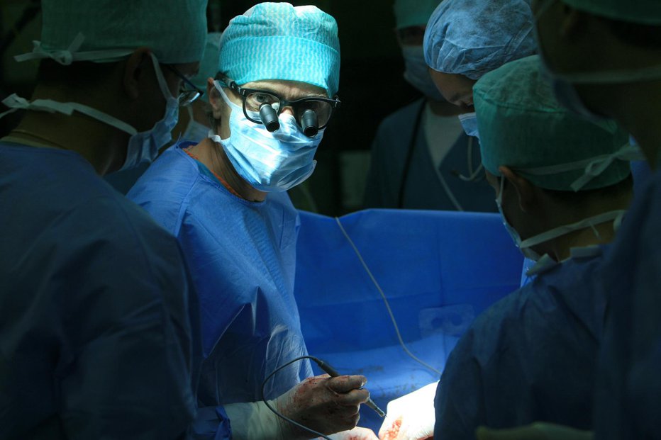 Fotografija: Planinšek med eno izmed operacij FOTO: Uroš Hočevar