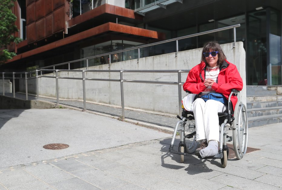 Fotografija: Odkar je na invalidskem vozičku, Petra Vencelj opozarja na nevarne tlakovce. Foto: Dejan Javornik