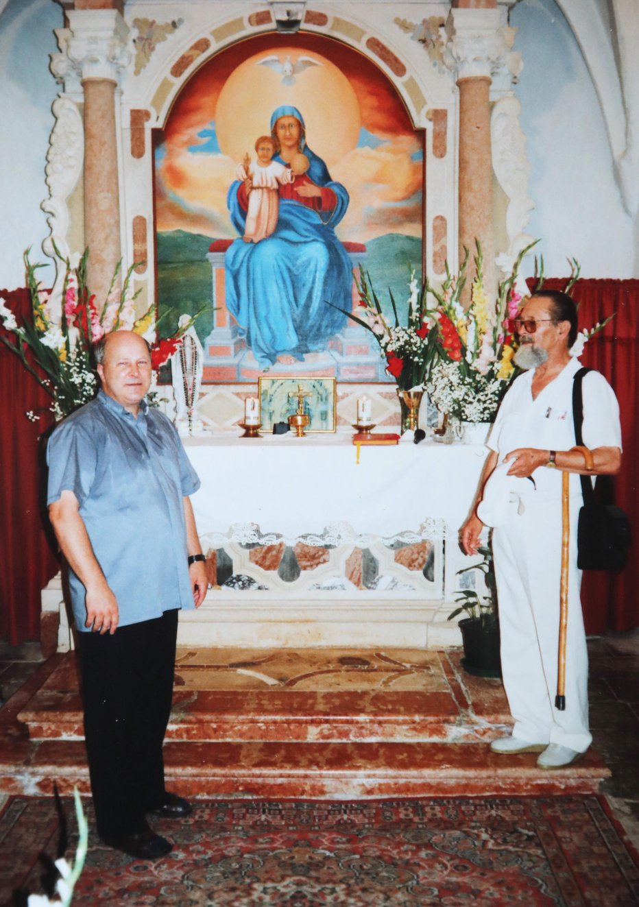 Fotografija: Župnik Cvetko Valič (levo) in slikar Friderik Hrast pred oltarno sliko Foto: Dejan Javornik