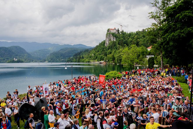 Otočku sredi jezera je prisluhnilo več tisoč obiskovalcev. FOTO: Janez Kuhar