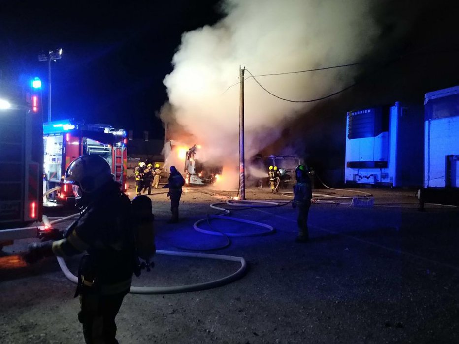 Fotografija: Ogenj je zajel štiri tovorna vozila. FOTO: PGD Zgornja Šiška