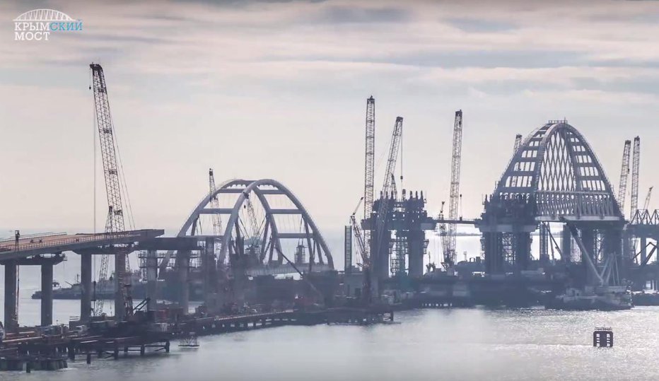 Fotografija: Most, ki povezuje Krim in Rusijo, je bil zgrajen v 27 mesecih. FOTO: Youtube