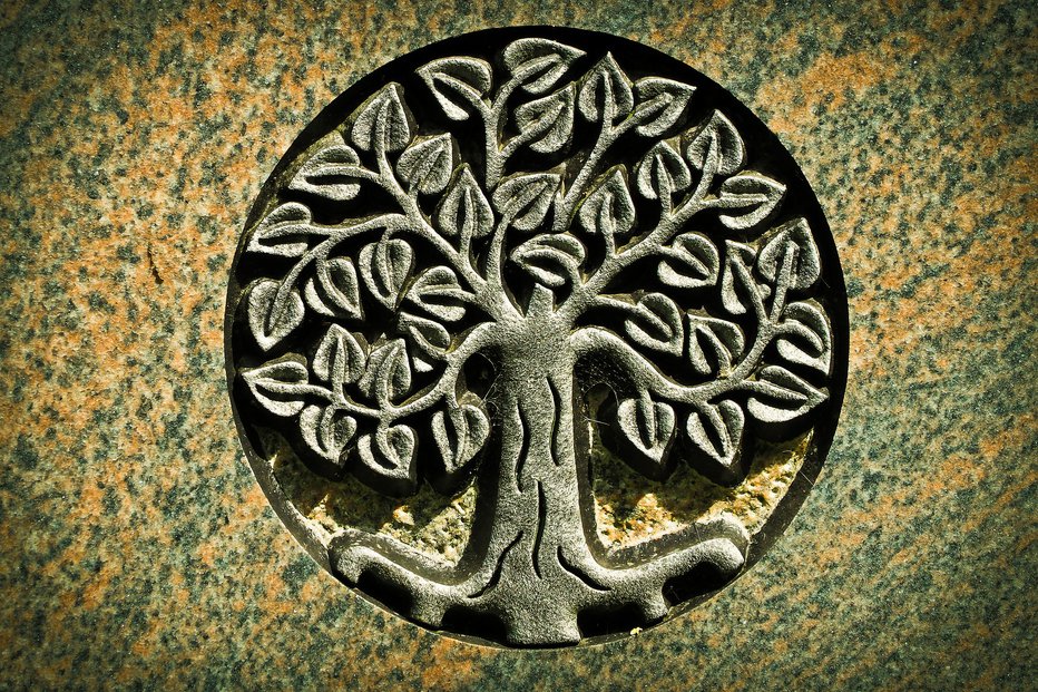 Fotografija: Drevo življenja je zelo priljubljen motiv na obeskih in prstanih.