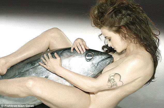 Helena Bonham-Carter je naga objela tuna kljub svojemu strahu pred ribami.