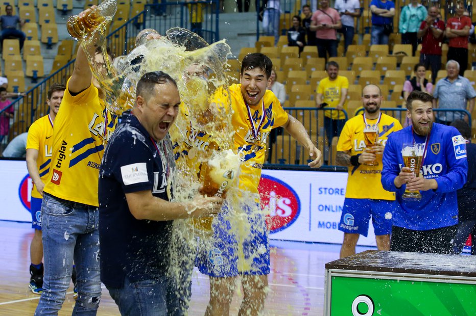 Fotografija: Trenerja Branka Tamšeta so zalili s šampanjcem. FOTO: Roman Šipić, Delo
