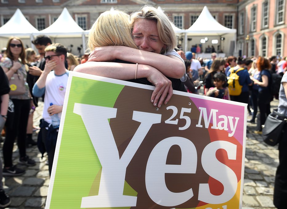 Fotografija: Veselje ob izidu irskega referenduma.  FOTO: Reuters