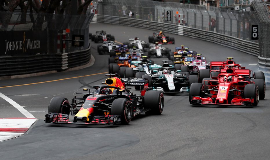 Fotografija: Red Bullov as Daniel Ricciardo (spredaj) je polovico dela opravil že v sobotnih kvalifikacijah, drugo na včerajšnji dirki v Monte Carlu. FOTO: Reuters