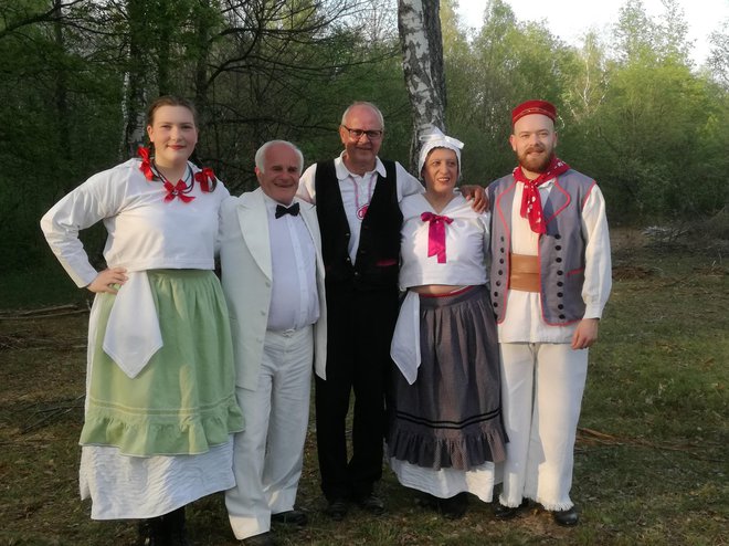 Toni Verderber in Marjan Zgonc z belokranjskimi folkloristi