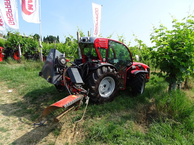 Antonio Carraro je eden prvih proizvajalcev traktorjev s kabino, ki varuje pred pesticidi, kar je pomembno pri škropljenju. Ta TGF 10900 R ima 72 kW (98 KM), 16 + 16 menjalnik in najvarnejšo kabino IV. kategorije. FOTO: Tomaž Poje