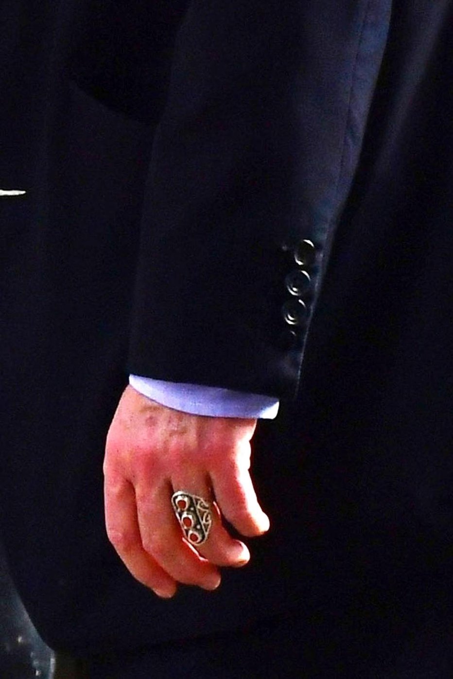 Fotografija: Ko si je Hugh Grant pri 57 vendar nataknil poročni prstan, se je odločil za precej nenavadnega.