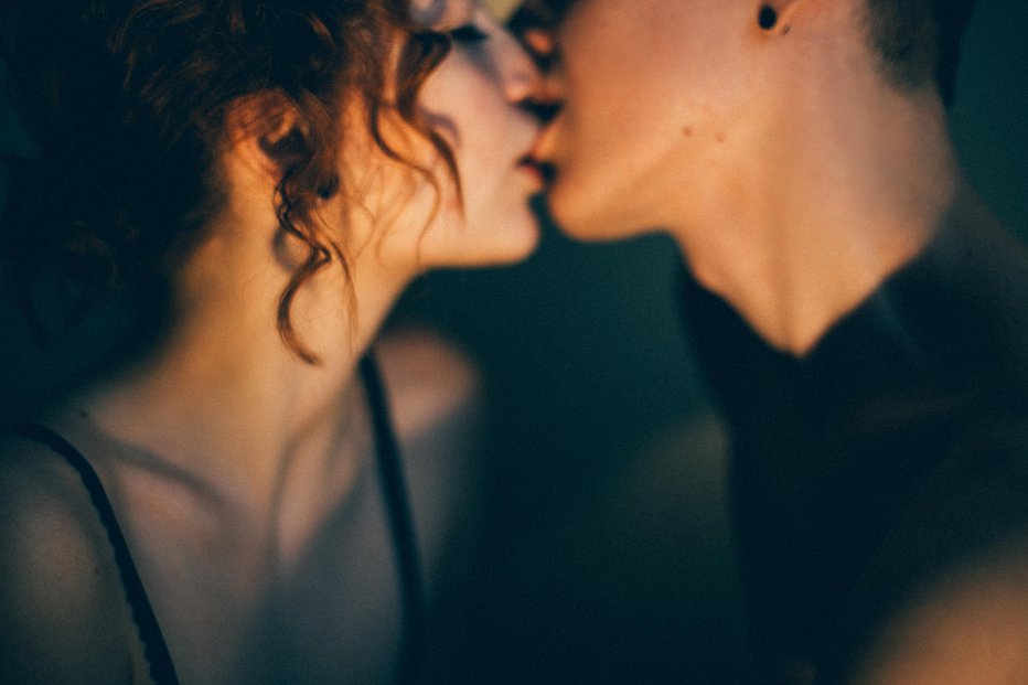 Fotografija: Poljubi vnemajo strast. FOTO: Guliver/Thinkstock