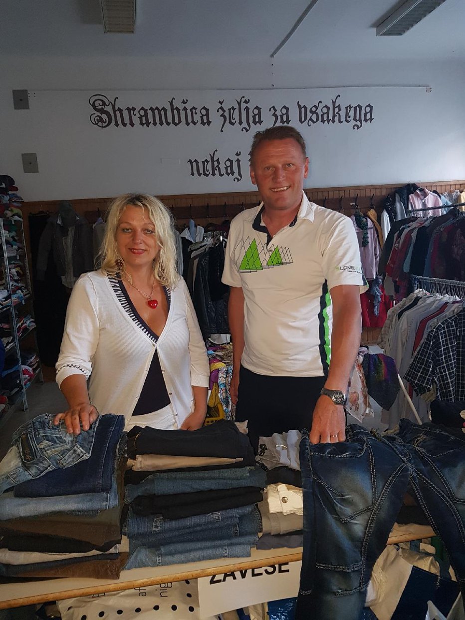 Fotografija: Prostovoljka Verica Štante in župan občine Štore Miran Jurkošek, ki so mu prostovoljci hvaležni, ker jih pri delu ves čas podpira. Fotografije: Mojca Marot