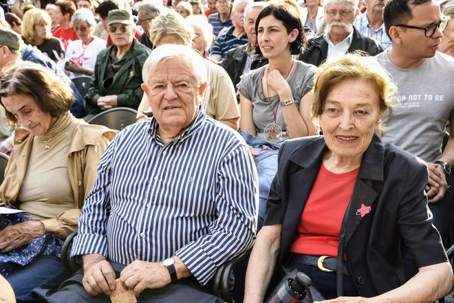 Zakonca Kučan V drugi vrsti sta sedela naš prvi predsednik Milan in prva dama Štefka Kučan, ki si je na prsi pripela rdečo zvezdo.