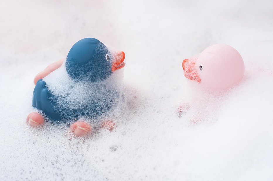 Fotografija: V vlažnih gumijastih igračkah se hitro namnožijo škodljive bakterije. FOTO: Thinkstock
