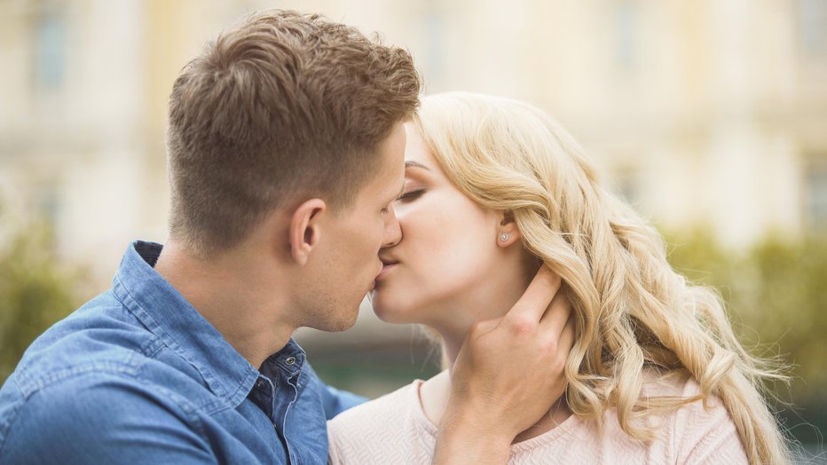 Fotografija: Poljubi so veliko več kot sladko izkazovanje pozitivnih čustev. FOTO: Thinkstock