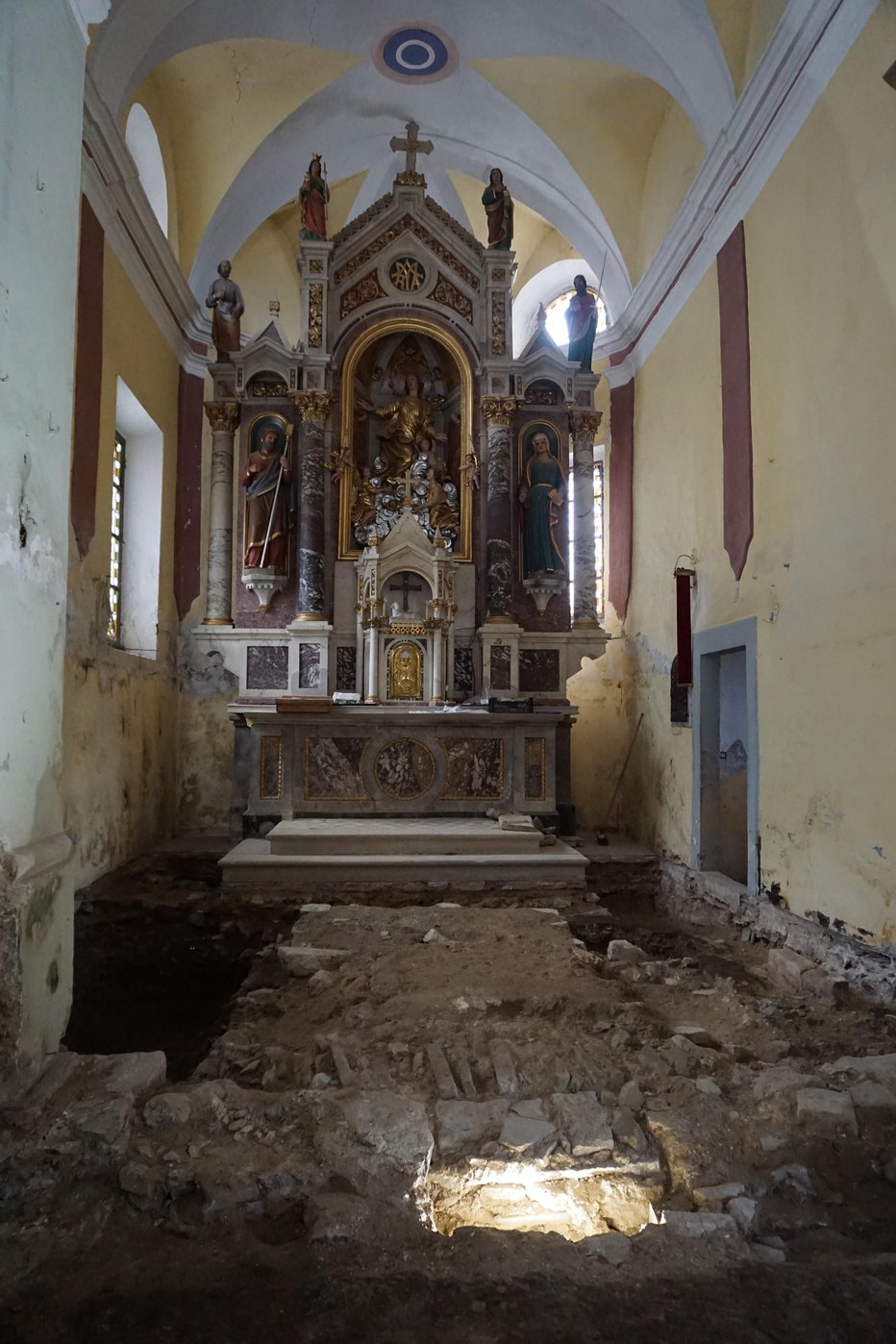 Fotografija: Izkopavanja v cerkvi se zaključujejo. FOTO: Arhiv Vesne Merc, s. p.