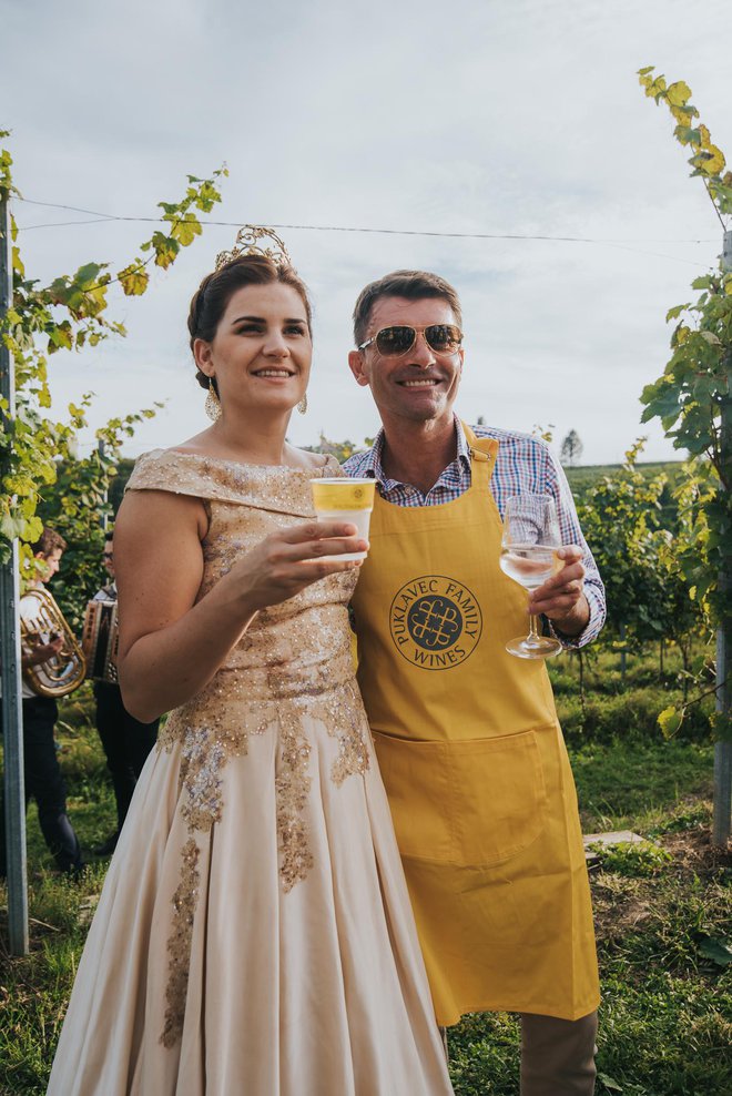 Na vinogradniškem prazniku ne sme manjkati aktualna vinska kraljica Katarina Pungračič, ki je nazdravila s Sašom Udovičem. FOTO: RAJKO LUKAČIĆ