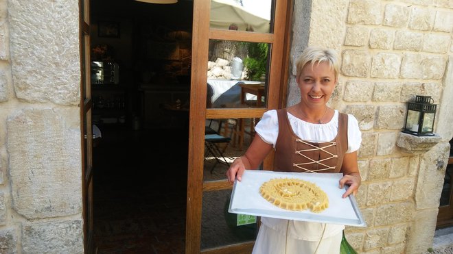Ružica Ribarević and a cake in the characteristic snail shape