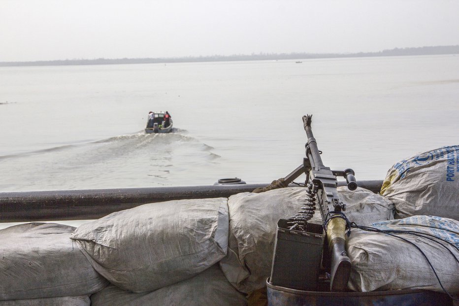 Fotografija: Nigerijska vojska pogosto patruljira ob obali zaradi številnih napadov piratov, predvsem na trgovske ladje. FOTO: Reuters