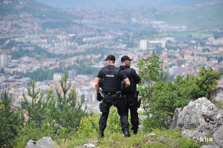 Fotografija: Bosanski policisti se vse pogosteje službeno srečujejo z migranti. FOTO: Mup BiH