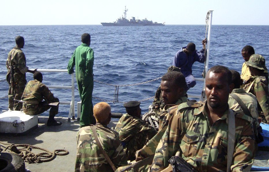 Fotografija: Ugrabitelji so pomorščake odpeljali na kopno. FOTO: Reuters