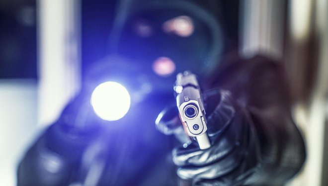 Ropar je na bencinski servis vstopil oborožen z nožem in pištolo. FOTO: GULIVER/GETTY IMAGES