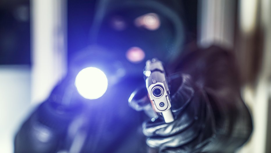 Fotografija: Ropar je na bencinski servis vstopil oborožen z nožem in pištolo. FOTO: GULIVER/GETTY IMAGES