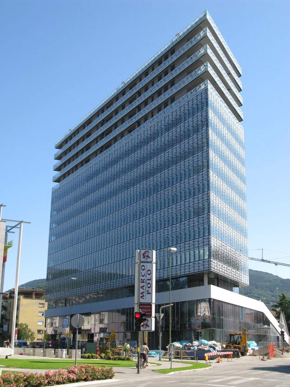 Fotografija: Najvišja novogoriška stolpnica, center Eda, je bila zgrajena leta 2011 v središču Nove Gorice. Zgradilo jo je novogoriško podjetje Euroinvest in vanjo vložilo 40 milijonov evrov. Stavba ima 20 nadstropij, v petih podzemnih etažah so parkirna mesta, v treh pritličnih etažah trgovsko-storitveni del, v osmih etažah pa pisarniški del, stanovanja so urejena v štirih najvišjih etažah. FOTO: Katja Željan