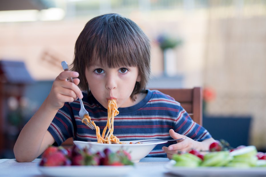 Fotografija: Zdrava in uravnotežena prehrana je zlasti pomembna za otroke in mladostnike v času rasti.