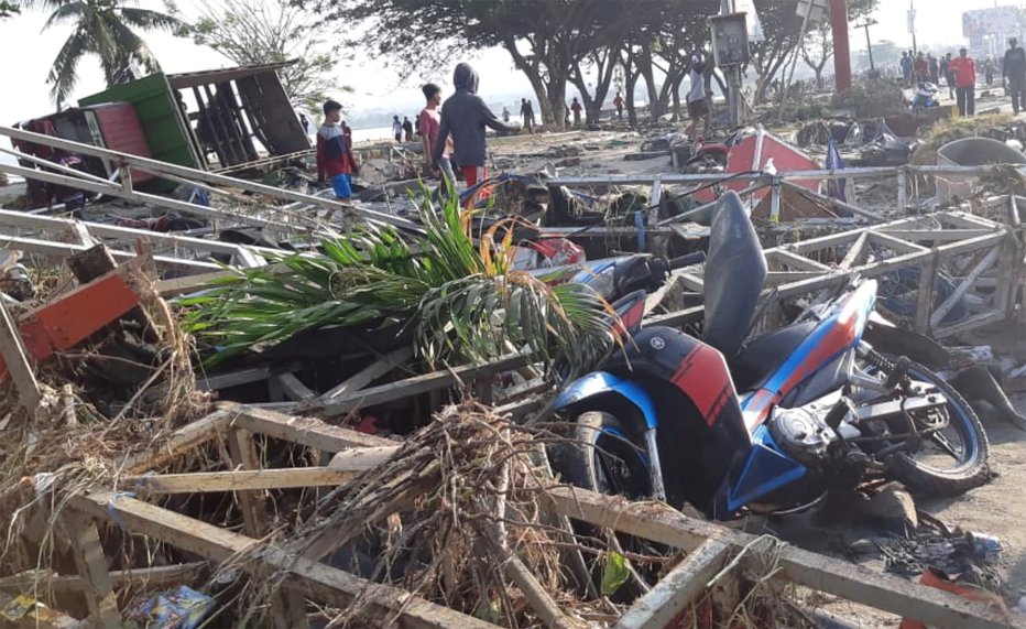 Fotografija: S Sulavezija poročajo, da so trupla ležala po obali. FOTO: Reuters
