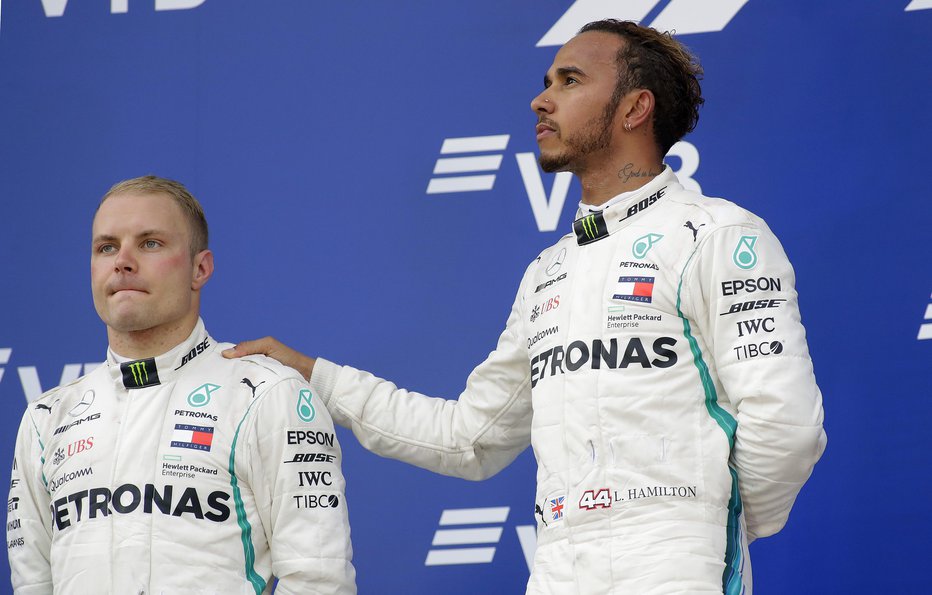 Fotografija: Lewis Hamilton (desno) je sam pri sebi dobro vedel, da bi si zmago v Sočiju včeraj zaslužil Valtteri Bottas (levo). FOTO: AP