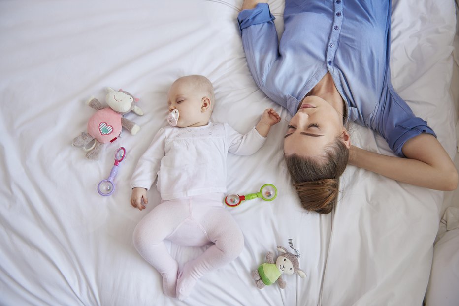 Fotografija: Ob uspavanju dojenčka pogosto omaga tudi mamica. FOTO: Getty Images/istockphoto
