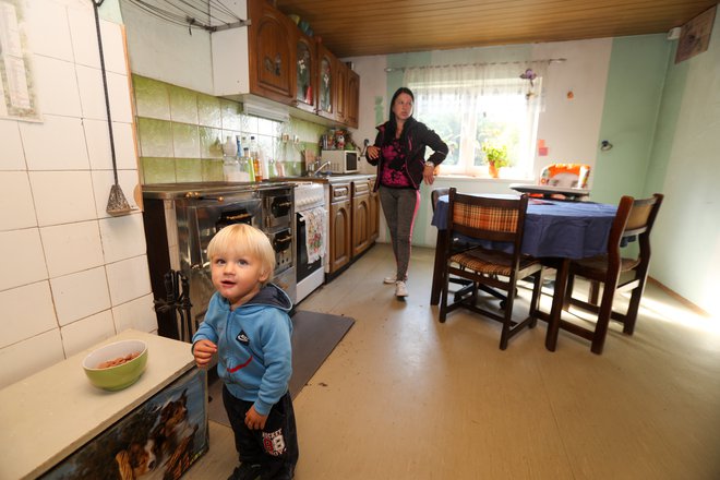 V kuhinji je štedilnik, s katerim ogreva domala celotno hišo. FOTO: Marko Feist