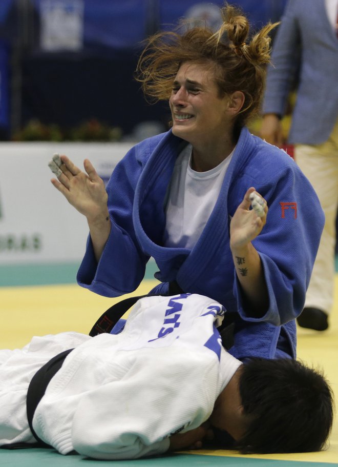Vlora Beđeti se je takole veselila osvojenega brona na svetovnem prvenstvu v Riu de Janeiru. FOTO: Reuters