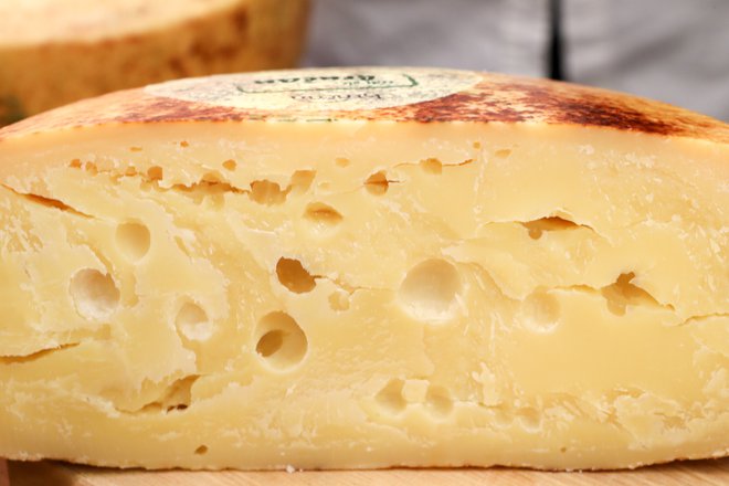 Kmetija na Krnicah je navdušila s staranim sirom z rdečo plesnijo.