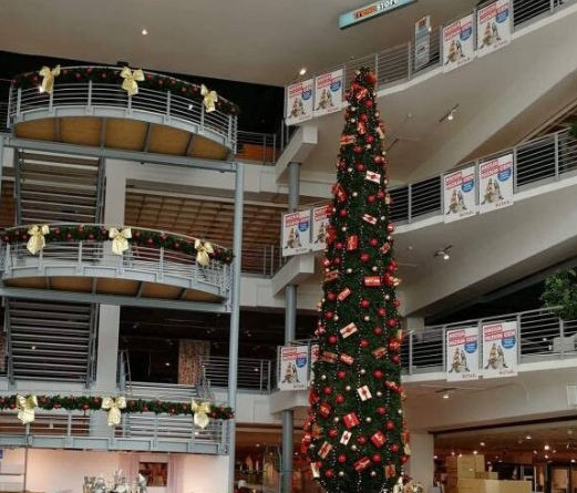 Božično okrašeni trgovski center. FOTO: bralec Mitja